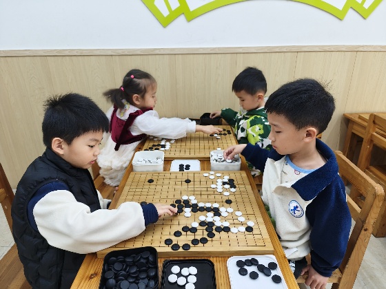 4、小棋手們兩兩對坐，眼神專注，正在認真的思考每一步落子呢_副本.jpg